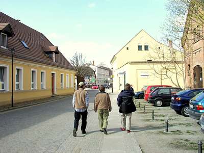 Vom Schloss aus geht es direkt in die Altstadt, im Bereich des Schlossviertels begann wohl in uralten Zeiten die Besiedlung dieser Gegend und damit die Geschichte L&uuml;bbenaus.