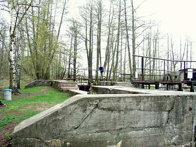 Die erste Schleuse auf dem Burg-L&uuml;bbener-Kanal, die M&auml;dels wollen schleusen.