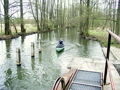 Nachdem ich Evi abgesetzt habe, paddle auch ich mit dem Ally in die Schleuse.