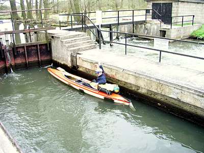 Stefan ist vor mir eingefahren, er wartet in der Schleuse auf mich.