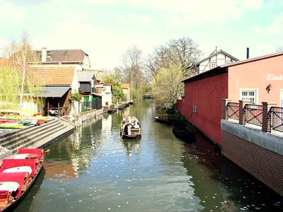 Blick auf die Hauptspree, die parallel zur F&auml;rbergasse verl&auml;uft. Links liegt ein Kahnfahrbetrieb mit Paddelbootverleih - der "Kleine Hafen am M&uuml;hlenwehr".