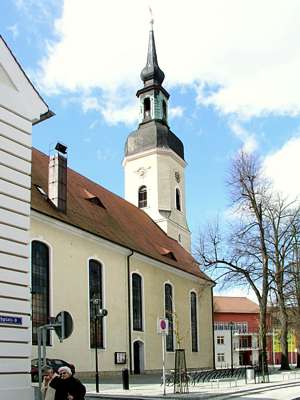 Stolz steht der Glockenturm der Nikolaikirche &uuml;ber der Altstadt.