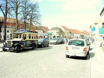 Auf dem Markt ist schon fr&uuml;hmorgens Betrieb. Links steht der Oldtimerbus, den wir schon vor zwei Tagen bewundert haben, er macht auch im Hellen eine gute Figur.