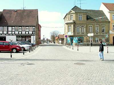 Blick in die Poststra&szlig;e. Das Osterfeuer war auf der Wiese links hinter den H&auml;usern.