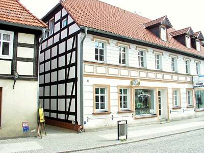 Das Fachwerkhaus ist liebevoll restauriert, die schmale Gasse führt zur Mittelstraße.
