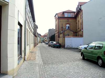 Gleich nach dem verziehrten Haus geht rechts die Mittelstra&szlig;e ab.
