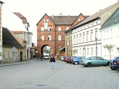 Der Topfmarkt mit dem Torhaus, das einst Gerichtshaus und Gefängnis war und seit 1999 das Spreewald-Museum beherbergt.