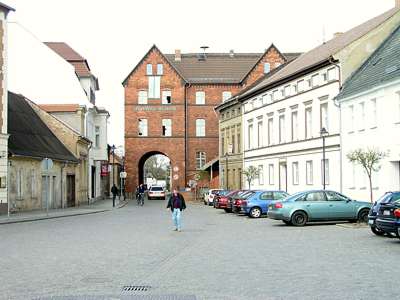 Der Topfmarkt mit dem Torhaus, das einst Gerichtshaus und Gef&auml;ngnis war und seit 1999 das Spreewald-Museum beherbergt.