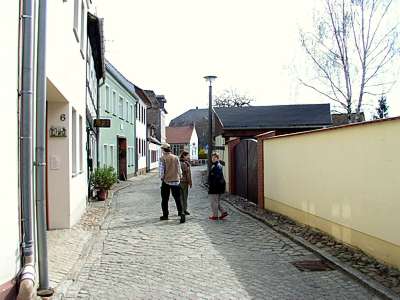 Wir sind lustig und guter Dinge, als wir die Fischer-Stra&szlig;e entlangwandern. Es gibt jede Menge Interessantes zu sehen.