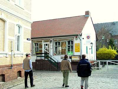Nun stossen wir endlich auf die Brauhausgasse und auf die kleinste Brauerei im Land Brandenburg.