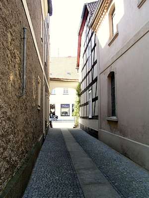 Der Durchgang von der Mittelstra&szlig;e zur Ehm-Welk-Stra&szlig;e ist ziemlich eng.