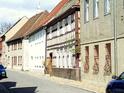Auch in der Mittelstra&szlig;e gibt es eindrucksvolle Fachwerkh&auml;user.