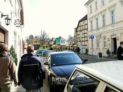 Aus der Dammstra&szlig;e kommt dieser lustige "Stra&szlig;en-Zug".
