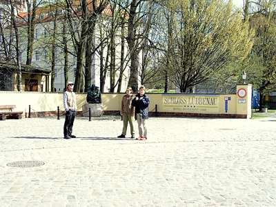 Wir beschlie&szlig;en, diesmal den anderen Weg zum Zeltplatz zu nehmen, entlang der Zufahrtsstra&szlig;e zwischen Hauptspree und Schlosspark.