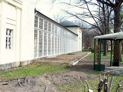 An der Orangerie wird derzeit noch gebaut, aber sie soll bald eröffnet werden für Ausstellungen und kulturelle Veranstaltungen.