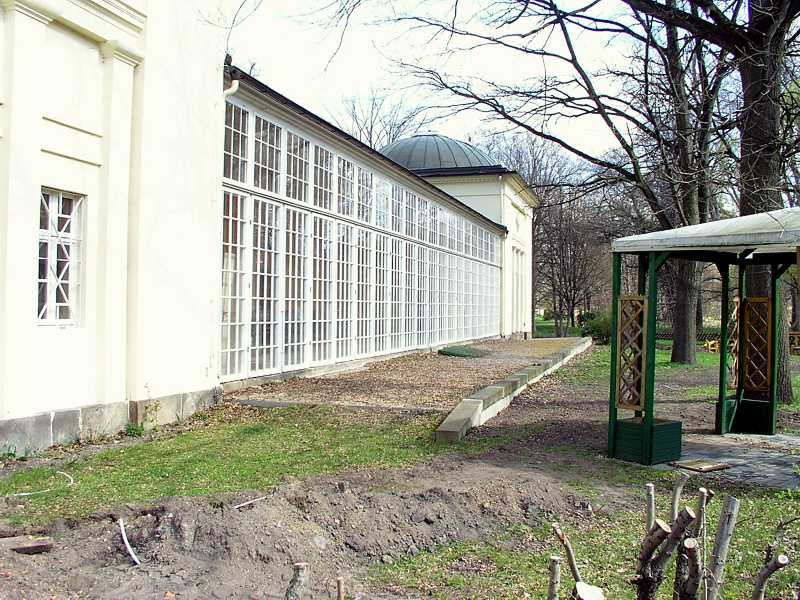 An der Orangerie wird derzeit noch gebaut, aber sie soll bald eröffnet werden für Ausstellungen und kulturelle Veranstaltungen.