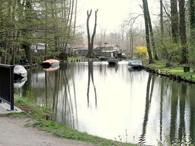 Die Zufahrt zum L&uuml;bbenauer Hafen, die ersten K&auml;hne sind schon fr&uuml;h am Morgen unterwegs.
