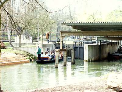 Auf der anderen Stra&szlig;enseite ist die "Hafenschleuse", es ist schon m&auml;chtig Betrieb.