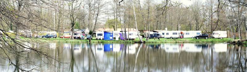 Das Bild zeigt die grosse Wiese f&uuml;r die Wohnmobile und Wohnwagen. Es gibt dann noch mehrere kleinere Areale, mehrere Wiesen f&uuml;r Zelte und einige H&uuml;tten. Der Campingplatz hat &uuml;ber das Lehder Flie&szlig; direkten Anschluss an das Netz der Spreewaldflie&szlig;e.