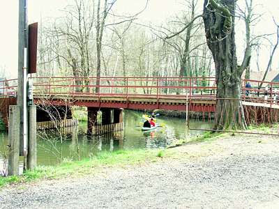 &Uuml;ber die Br&uuml;cke geht es nach Lehde, unter der Br&uuml;cke zur Schleuse - uns wird angesichts der Paddler ganz kribbelig.