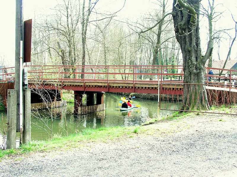 &Uuml;ber die Br&uuml;cke geht es nach Lehde, unter der Br&uuml;cke zur Schleuse - uns wird angesichts der Paddler ganz kribbelig.