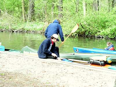 Zum Ostermontag sind viele Paddler unterwegs, am Steg herrscht einiges Gedr&auml;nge.