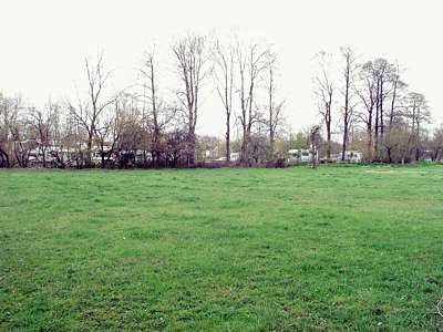 Noch vor der Bahnhofstra&szlig;e biegen wir links ab und sehen nach kurzer Zeit den Campingplatz.
