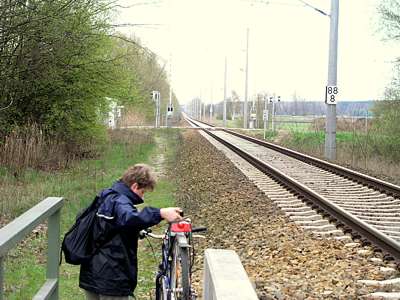 Die Eisenbahnbr&uuml;cke ist gleichzeitig Fussg&auml;ngerbr&uuml;cke.
