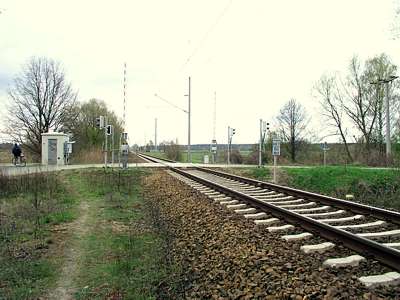 Ein Bahn&uuml;bergang mit Halbschranke, Evi hat schon einen "Parkplatz" gefunden.