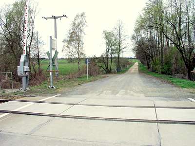 Wir m&uuml;ssen &uuml;ber den Bahn&uuml;bergang, vorfahren bis nach Boblitz und dann links abbiegen.