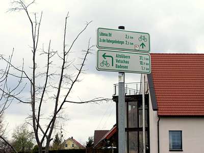 Wir biegen nach links auf die Stra&szlig;e 115 ab - in Richtung Badesee.