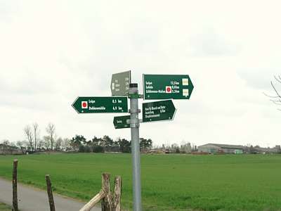 In Richtung Raddusch und Badesee biegen wir von der 115 auf den asphaltierten Feldweg ab.