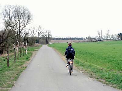 Jetzt geht es &uuml;bers freie Feld, aber es l&auml;sst sich gut fahren.