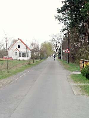 Die Signale am Bahn&uuml;bergang leuchten rot.