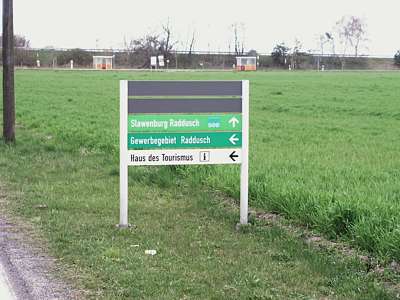 Auf dem Weg zur Slawenburg kommt man am Haus des Tourismus vorbei. Im Hintergrund verl&auml;uft die Autobahn 15, man kann in Boblitz oder Vetschau abfahren.