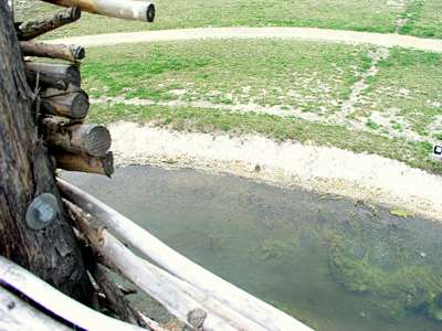 Der Blick hinunter zum Wassergraben, es m&uuml;ssen fast zehn Meter bis nach unten sein. Hier konnte man sich wohl sicher f&uuml;hlen.