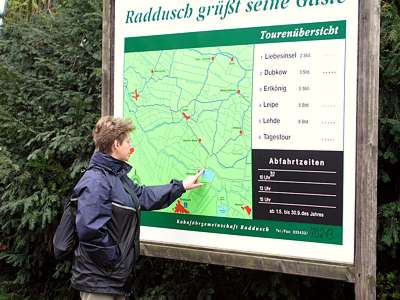 Evi bei der Planung der weiteren Tour.