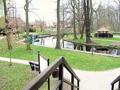 Blick von der Br&uuml;cke in Richtung Hafen.