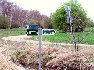 Diesen befestigten Feldweg entlang geht es zum Kossateich.