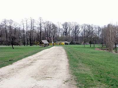Dann treffen wir auf die Stra&szlig;e zwischen Raddusch und Burg Kolonie, wir m&uuml;ssen vorn links weg, um zur Br&uuml;cke zu kommen.