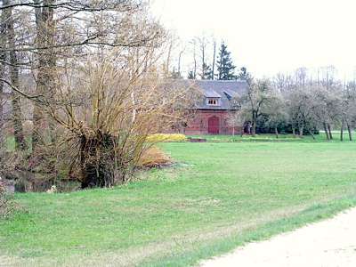 Zwischen Stra&szlig;e und S&uuml;dumfluter ein weiteres Geh&ouml;ft, die ganze Gegend ist locker besiedelt.