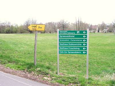 Die Stra&szlig;e von Leipe nach Burg Kolonie - wir fahren nat&uuml;rlich Richtung Dubkowm&uuml;hle.