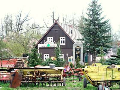Hinter den landwirtschaftlichen Ger&auml;ten auf dem Rondell ist das Gasthaus Froschk&ouml;nig aus neuer Perspektive - vom Land aus - zu sehen.