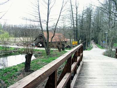 Geradeaus geht der Weg in Richtung Lehde, wir biegen aber vorher noch zur Schleuse ab.