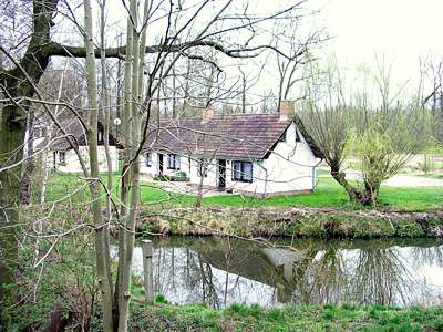 H&uuml;bsche H&auml;user stehen am Ufer der Hauptspree.