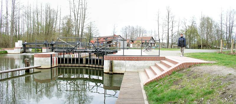 Blick auf die gesamte Anlage, links das Wehr, rechts die Schleuse.