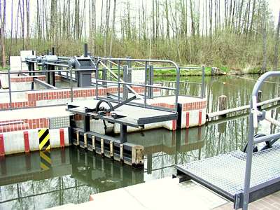 Das offene Tor der Schleuse. Der Wasserstand der Schleuse ist an den des Zulaufs angepasst, die Schleuse ist gef&uuml;llt.
