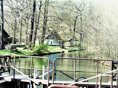 Blick zur&uuml;ck von der Schleuse - auch hier draussen wohnen Leute.