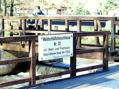 Gleich nach dem Hafen - die n&auml;chste Schleuse.