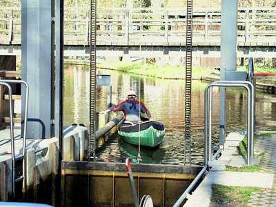 Es handelt sich um eine Schleuse mit Rolltoren.